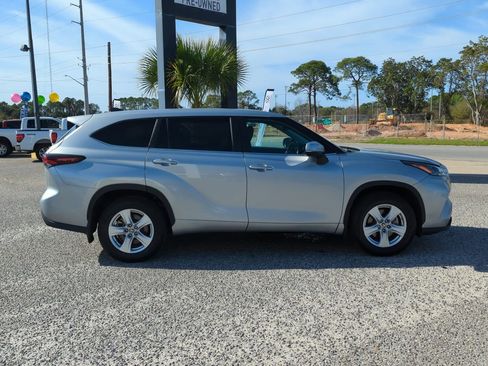 Used 2024 Toyota Highlander LE image 8