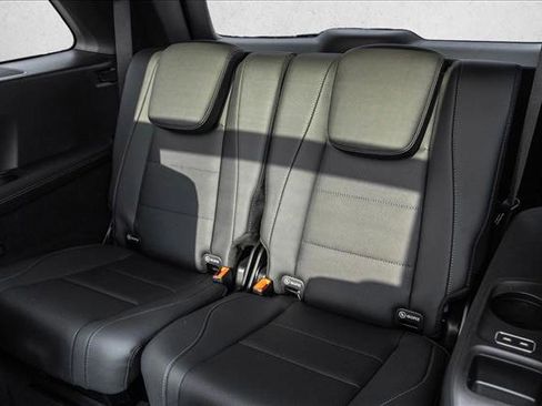 Certified 2025 Mercedes-Benz GLS 450 4MATIC image 23