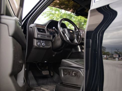 Used 2021 Chevrolet Suburban LT RWD image 18