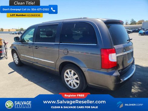 Used 2016 Chrysler Town & Country Touring FWD image 3