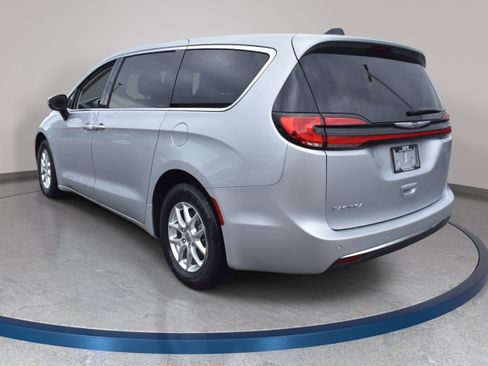 Used 2023 Chrysler Pacifica Touring-L FWD image 9