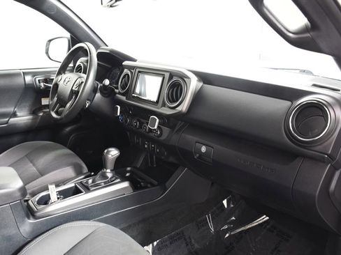 Used 2019 Toyota Tacoma TRD Off-Road AWD/4WD image 19