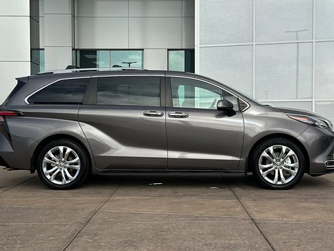 Certified 2024 Toyota Sienna Platinum image 3
