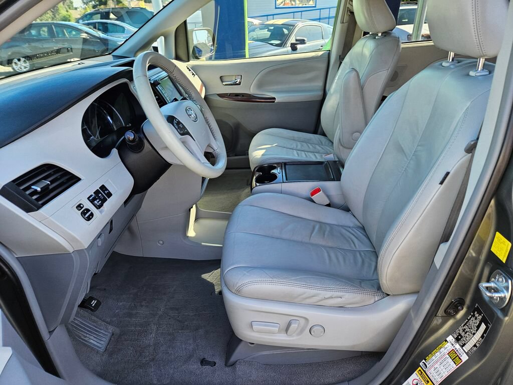 Used 2011 Toyota Sienna XLE w/ Premium Pkg FWD image 16