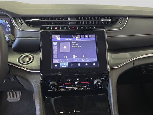 Used 2023 Jeep Grand Cherokee Laredo w/ Luxury Tech Group I AWD/4WD image 21