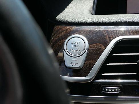 Used 2020 BMW 740i w/ Premium Package RWD image 18