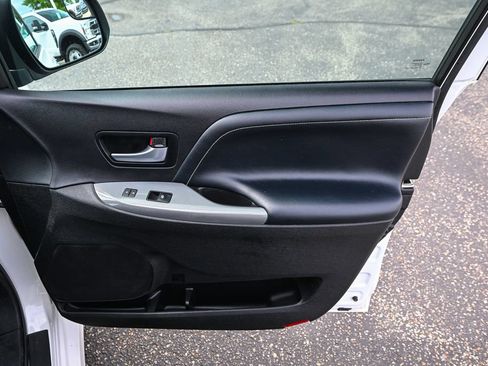 Used 2017 Toyota Sienna SE FWD image 26