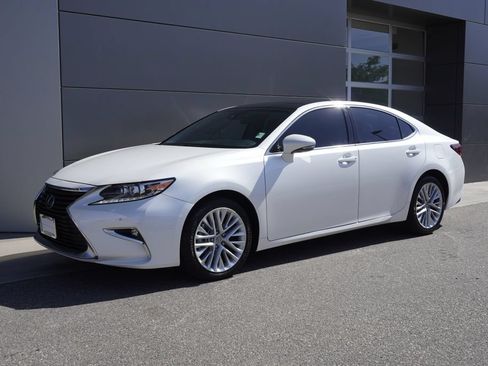 Used 2017 Lexus ES 350 w/ Luxury Package FWD image 3