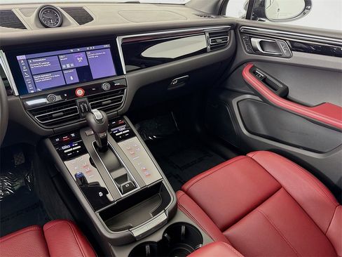 Used 2025 Porsche Macan image 26