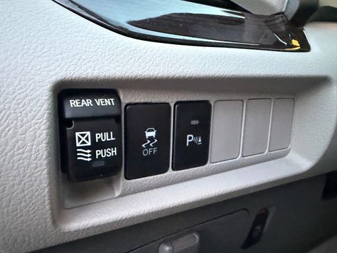 Used 2019 Toyota Sienna XLE image 14