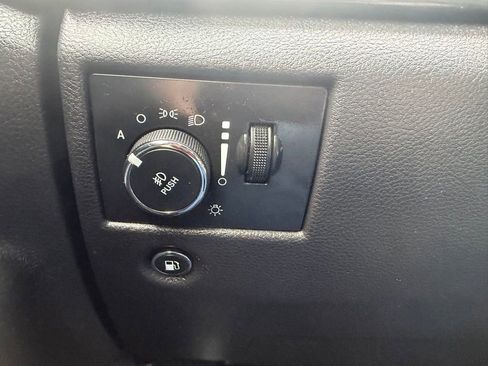 Used 2019 Jeep Grand Cherokee Laredo AWD/4WD image 32