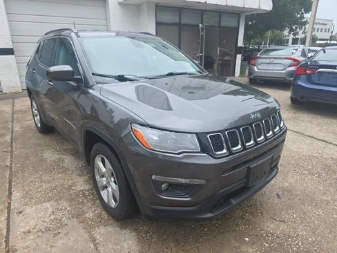 Used 2017 Jeep Compass Latitude w/ Popular Equipment Group FWD image 3