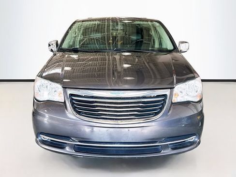 Used 2015 Chrysler Town & Country Touring-L w/ Driver Convenience Group FWD image 4