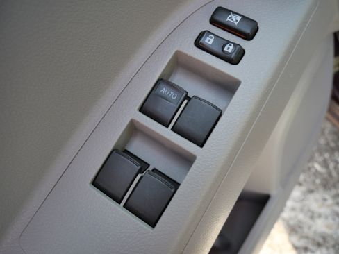 Used 2012 Toyota Highlander Limited image 19