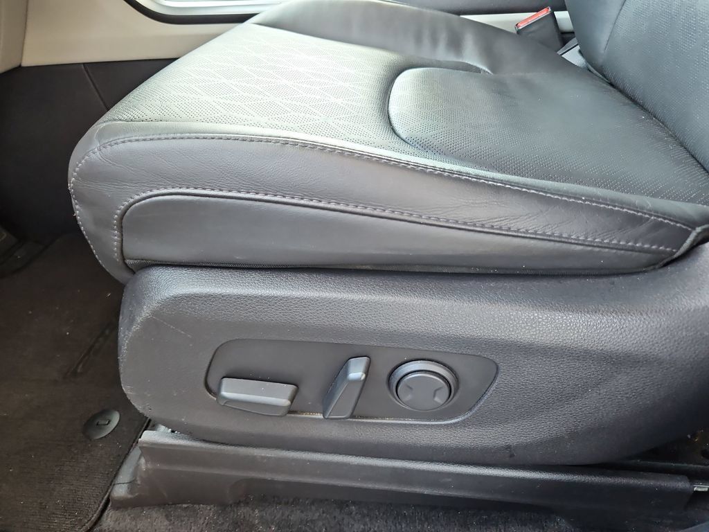 Used 2024 Kia Carnival LX FWD image 25