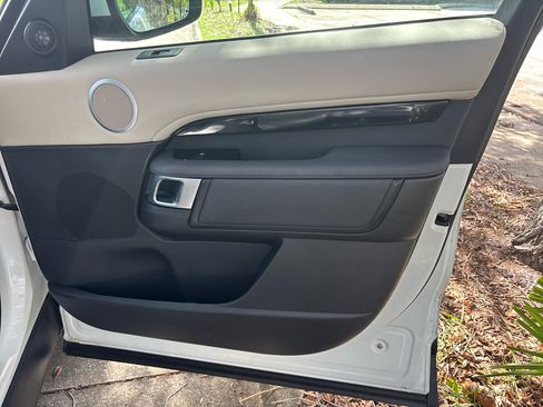 Used 2020 Land Rover Discovery SE image 21