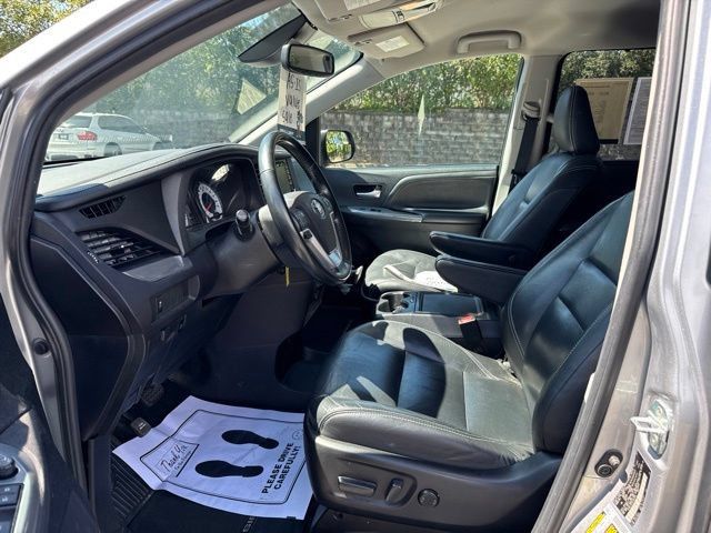 Used 2018 Toyota Sienna SE FWD image 9