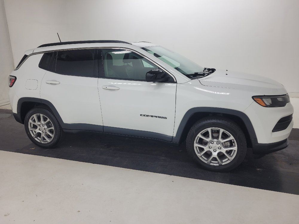 Used 2022 Jeep Compass Latitude w/ Sun and Sound Group AWD/4WD image 11