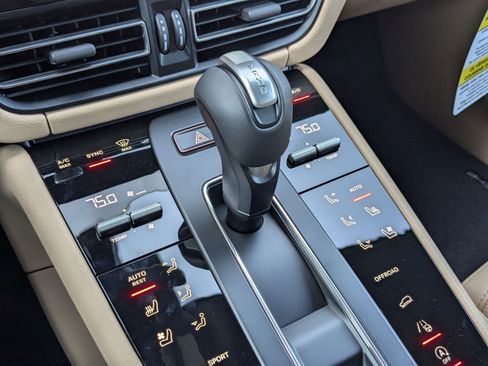 Used 2025 Porsche Macan image 20