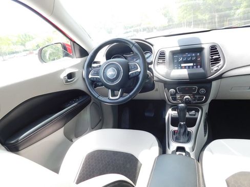 Used 2018 Jeep Compass Latitude w/ Popular Equipment Group FWD image 3