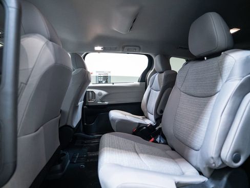 Used 2023 Toyota Sienna LE image 32