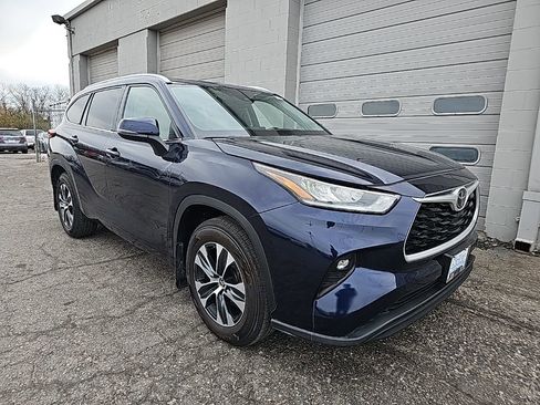 Used 2022 Toyota Highlander XLE image 3
