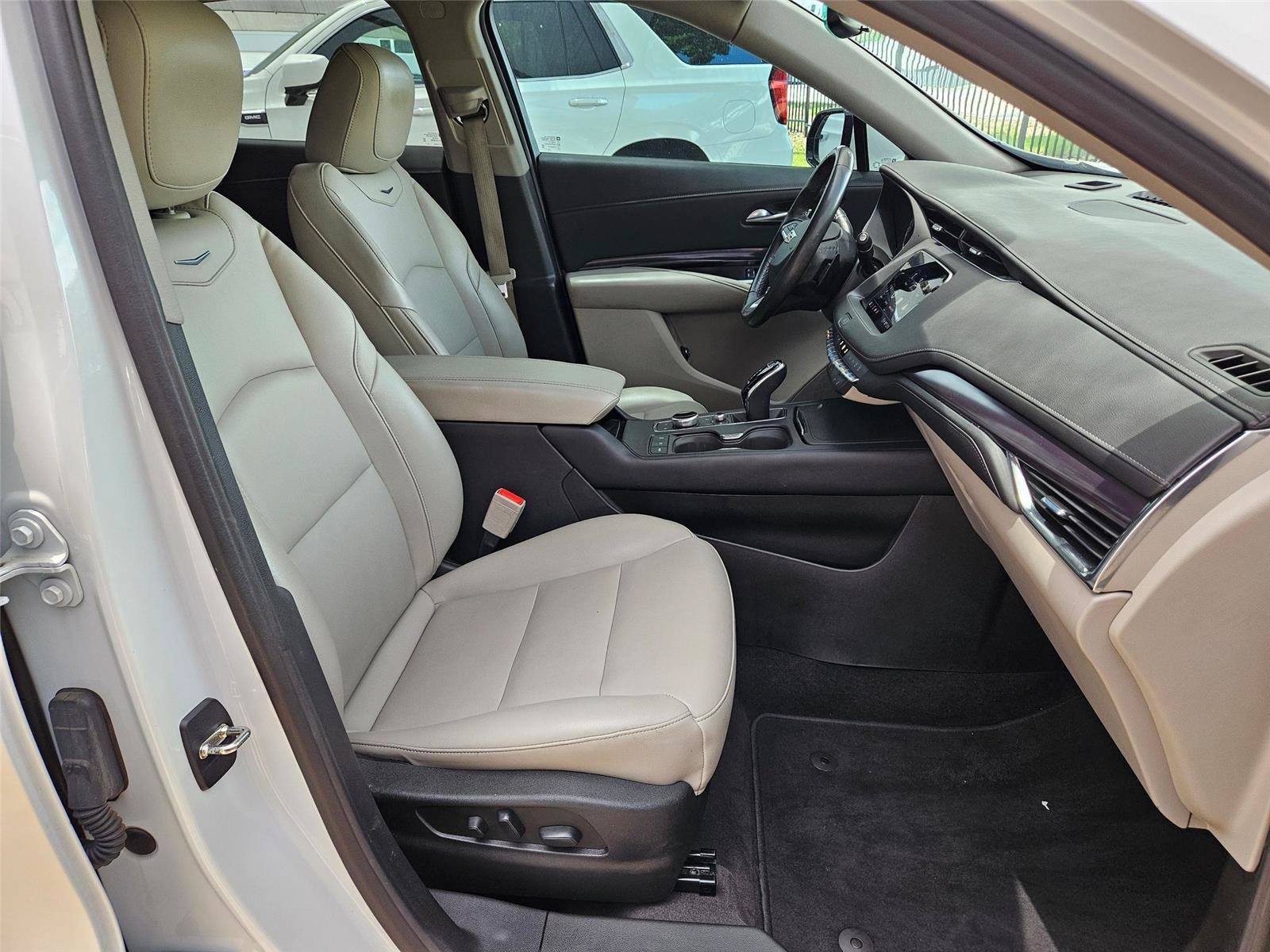 Used 2023 Cadillac XT4 Luxury w/ Cold Weather Package FWD image 28