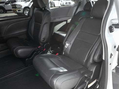 Used 2016 Toyota Sienna SE image 40