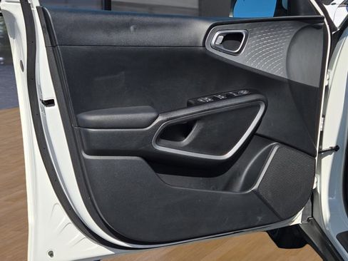 Used 2025 Kia Soul LX w/ LX Technology Package image 17