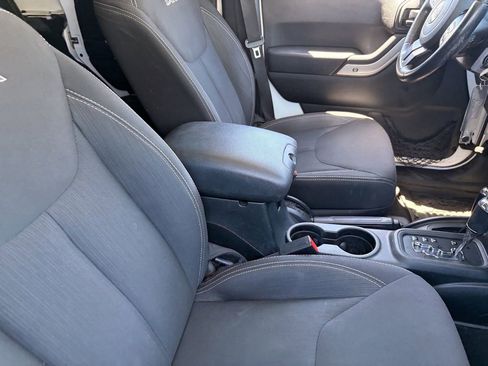 Used 2018 Jeep Wrangler Unlimited Sahara w/ Connectivity Group AWD/4WD image 10