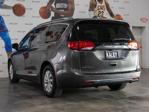 Used 2019 Chrysler Pacifica Touring-L image 21