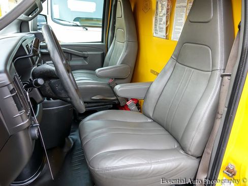 Used 2019 GMC Savana 3500 Extended w/ Driver Convenience Package image 9