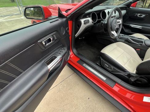 Used 2016 Ford Mustang Premium image 28