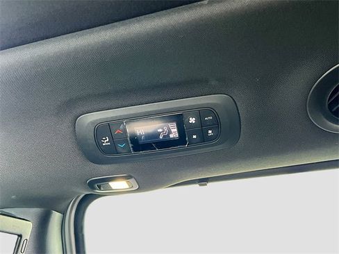 Used 2022 Chrysler Pacifica Limited w/ Uconnect Theater Family Group image 28