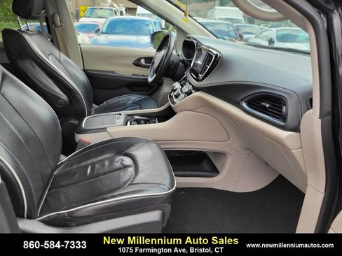 Used 2022 Chrysler Pacifica Limited image 11