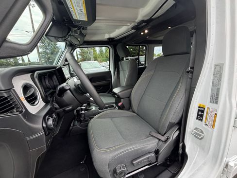 Used 2025 Jeep Wrangler Unlimited Sahara AWD/4WD image 36