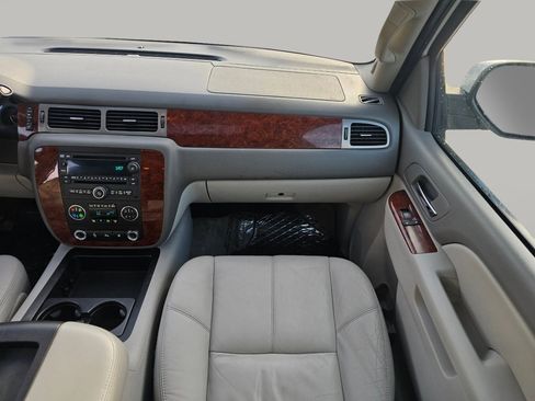 Used 2011 Chevrolet Suburban LT image 4