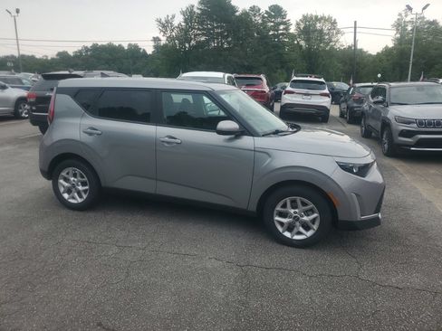 Used 2025 Kia Soul LX w/ LX Technology Package FWD image 5