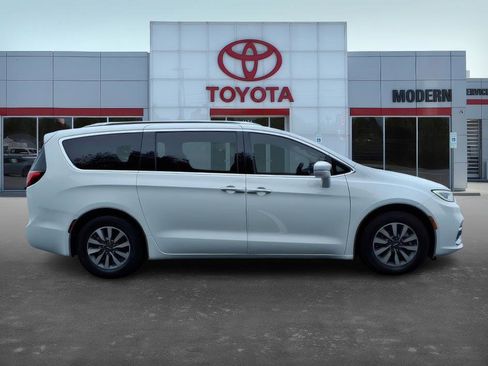 Used 2021 Chrysler Pacifica Touring-L image 4