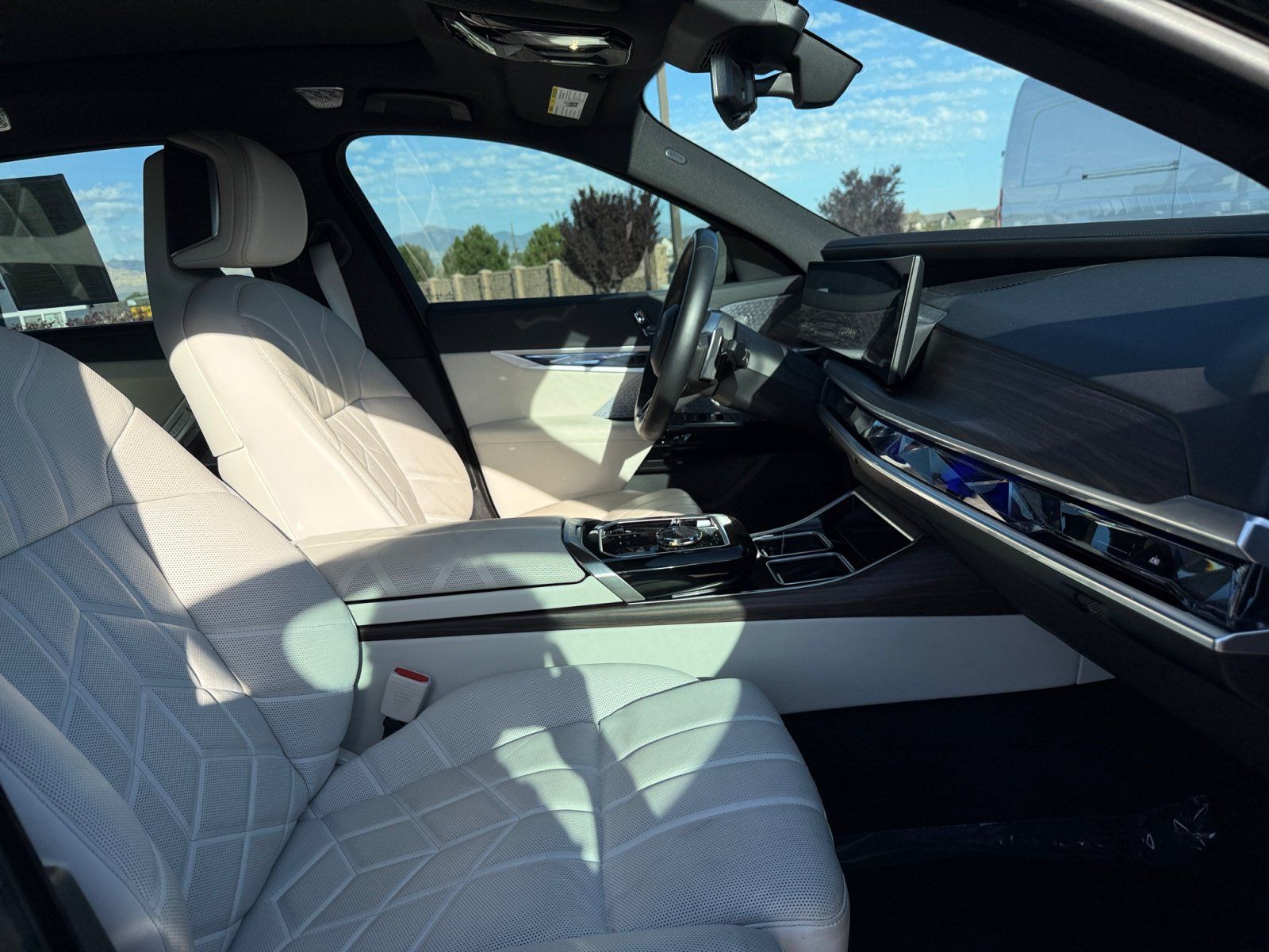 Used 2023 BMW 760i xDrive w/ Executive Package AWD/4WD image 19