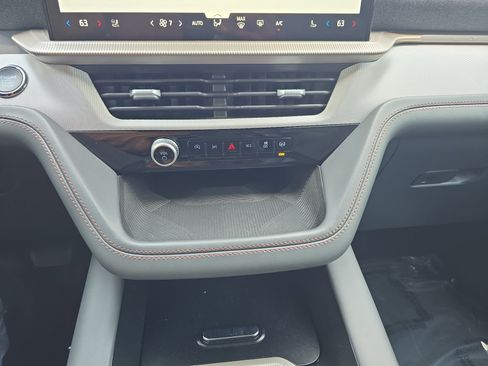 Used 2025 Ford Explorer Active w/ Active Comfort Package AWD/4WD image 26