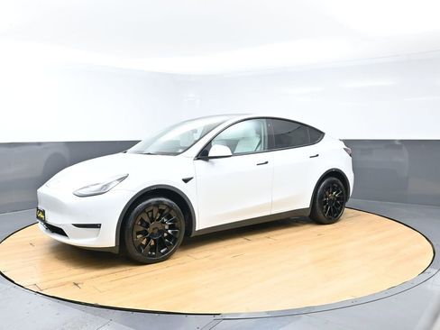 Used 2022 Tesla Model Y Long Range AWD/4WD image 7