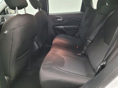 Used 2019 Jeep Cherokee Latitude w/ Popular Appearance Group AWD/4WD image 18