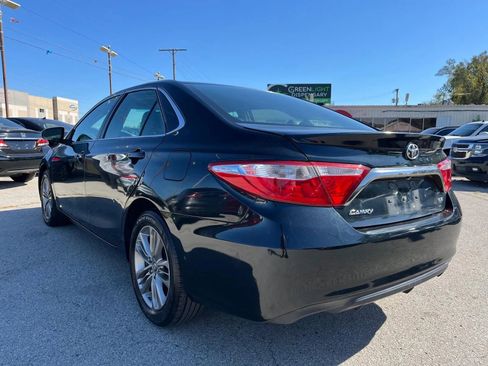 Used 2016 Toyota Camry SE image 3