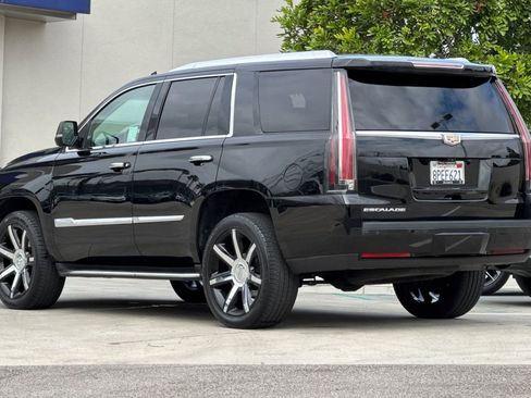 Used 2019 Cadillac Escalade Premium Luxury RWD image 3