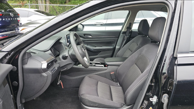 Used 2024 Nissan Altima 2.5 SV FWD image 9