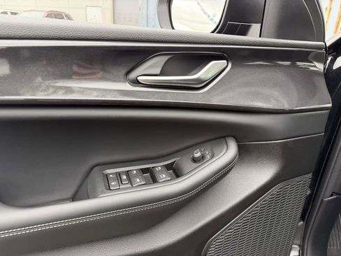 Used 2023 Jeep Grand Cherokee Laredo w/ Luxury Tech Group I AWD/4WD image 25