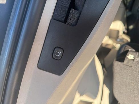 Used 2014 Chrysler Town & Country Touring image 15