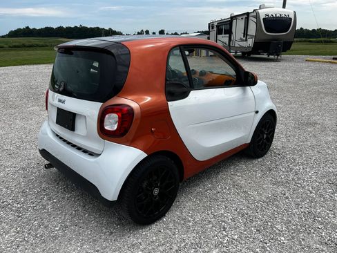 Used 2016 smart fortwo passion RWD image 3