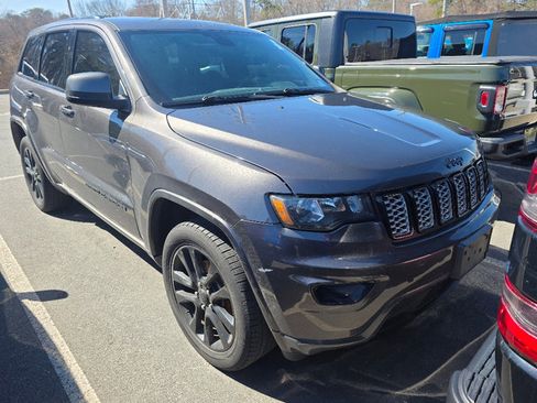 Used 2017 Jeep Grand Cherokee Altitude image 2